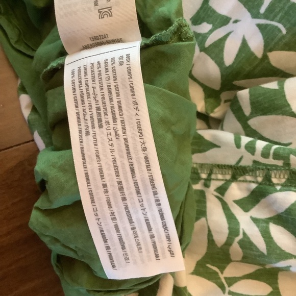 ⸻
🌿 Abercrombie & Fitch Green Leaf Print Petite MIDI Dress - XS 🌿 - Picture 9 of 16